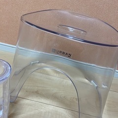 バスチェアとシャンプーボトルなどの画像