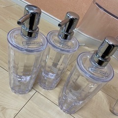 バスチェアとシャンプーボトルなどの画像