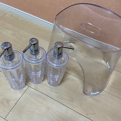 バスチェアとシャンプーボトルなど