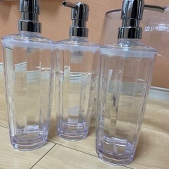 バスチェアとシャンプーボトルなどの画像