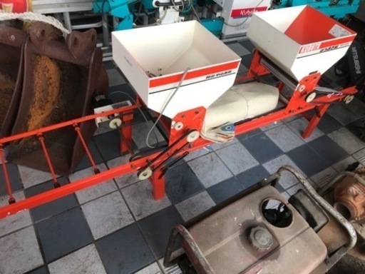 【中古】クボタ ばら撒き機(電動タイプ)