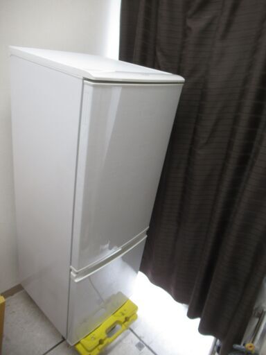 世田谷区近辺配送可能　正常作動品　2012年製　SHARP 167L 　扉を左右どちらでにも変更可能　2ドア冷蔵庫 ホワイト系 SJ-17W-W　サイズ：480×590×1285mm　コンパクト　一人暮らし用　断熱トップテーブル　つけかえどっちもドア