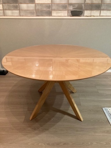 北欧インテリア 円形ダイニングテーブル