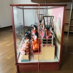 ガラスケース入りのひな人形