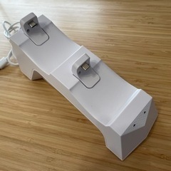 CYBER ・ 置くだけで充電できるコントローラースタンド ダブル( PS5 用) ホワイトの画像