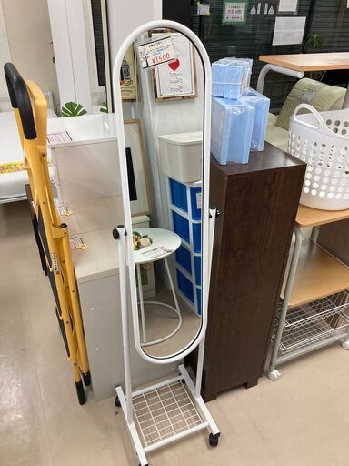 キャスター付きのスタンドミラー