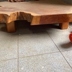 1枚板のテーブルの画像