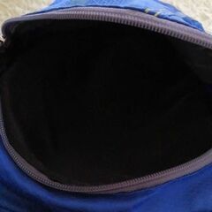 青いリュックの画像