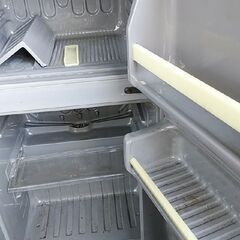 無料で　一人から二人用冷蔵庫 ほどよい大きさの冷蔵庫 みんなのビールを冷やしたり氷をつくったりするのにどうぞの画像