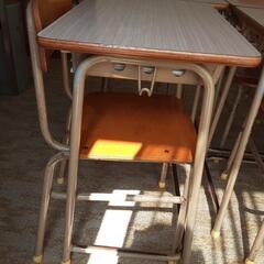 懐かしの学習机と椅子のセット(6セット)の画像