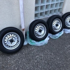 夏タイヤ(145R12LT)鉄チン、スズキのホイールキャップ付き