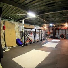 伊賀市中友田ATAATA RESORTのフィットネス＆トレーニングジム − 三重県
