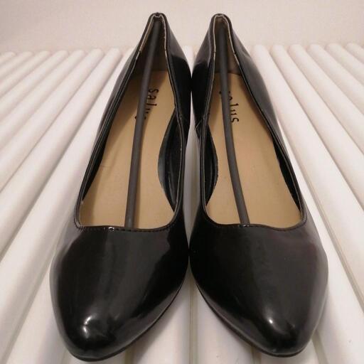 撮影で室内で少しだけ使用したパンプス