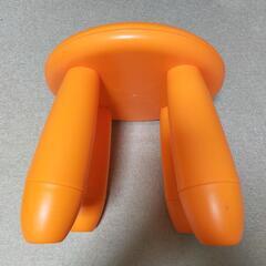 オレンジ色のチェアの画像