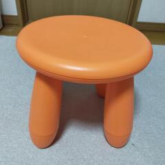 オレンジ色のチェア