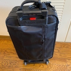 スーツケース　黒　国内旅行サイズの画像