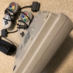 スーパーファミコン本体　コントローラー×2の画像