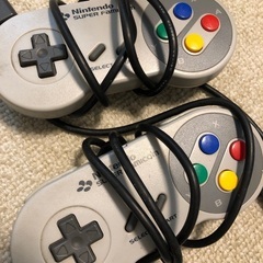 スーパーファミコン本体　コントローラー×2の画像