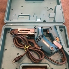 【中古】makita オートバックスクリュードライバ 6830