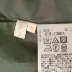 グレーのスカートの画像