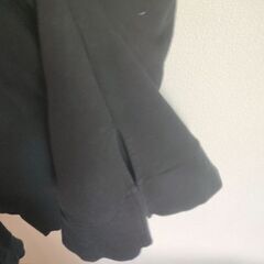 黒のパーカーの画像
