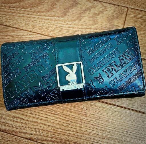金色に輝くプレーボーイのプレートやロゴが大変かっこいい長財布です。\nデザインがとても洒落ていておしゃれだと思います男女兼用でご使用になれると思います。