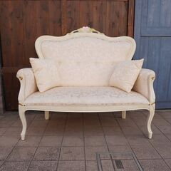 ロココ調の2人掛けソファです。アンティーク調の華麗な彫刻と猫