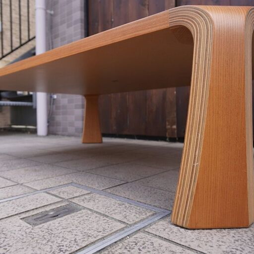 天童木工(TENDO)のロングセラー商品、乾三郎の欅材 座卓です。シンプルなデザインは和室になじみやすく、軽くて移動もしやすいので来客