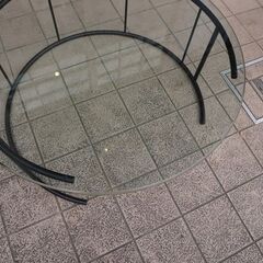 ドイツのメーカーHUKLA(フクラ)のロングセラー商品TMRB リビングテーブル(Lサイズ)です。円形のシンプルなデザインとガラストップが圧迫感を感じさせずスタイリッシュな印象のローテーブルです！！CC249の画像