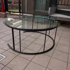 ドイツのメーカーHUKLA(フクラ)のロングセラー商品TMRB リビングテーブル(Lサイズ)です。円形のシンプルなデザインとガラストップが圧迫感を感じさせずスタイリッシュな印象のローテーブルです！！CC249の画像
