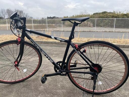 クロスバイク　ヘルメットつき　ほぼ傷なし