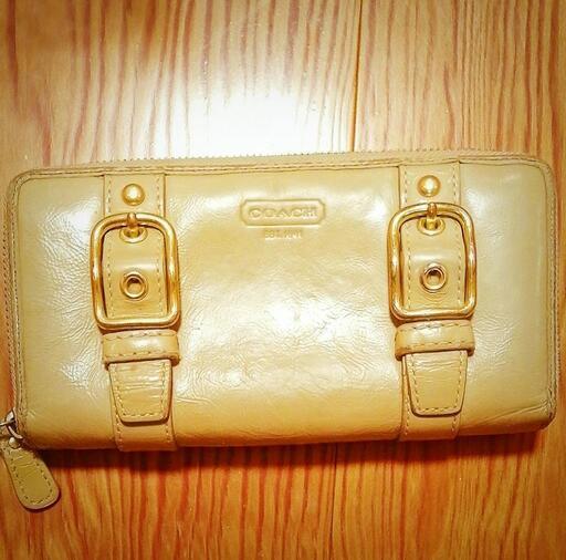 COACH　コーチ　長財布です。\nクリーム色のおしゃれな色とデザインが気品を感じさせます。\n\nお安くしております