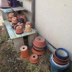植木鉢・添え木・犬小屋・・差し上げます、良かったら？