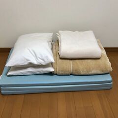 【無料】折りたたみマットレス、無印の枕とカバーふたつ、厚手と薄手...