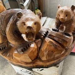 木彫りのクマの置物（親子3頭）の画像