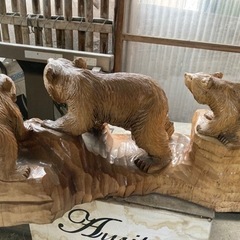 木彫りのクマの置物（親子3頭）の画像