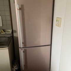 冷蔵庫引っ越しの為、お譲りします。