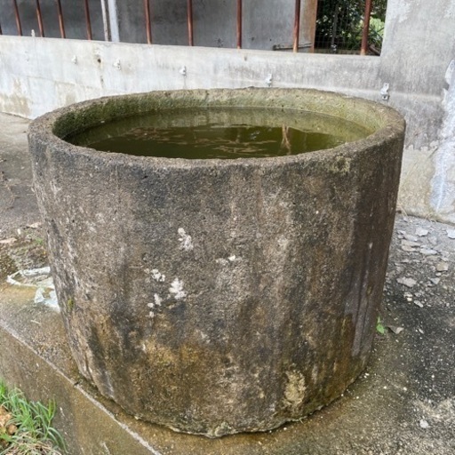 大昔の石の水タンク（もう製造されていないレア物）