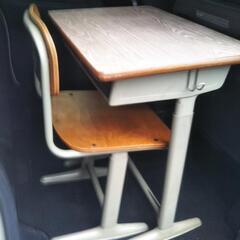 【お話中】学校の机と椅子の画像