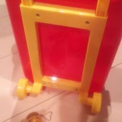 アンパンマンキャリーケースとマスコットの画像