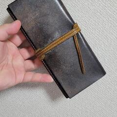 紐で結ぶタイプの長財布