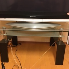 シンプルなガラス製テレビ台の画像