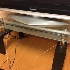 シンプルなガラス製テレビ台の画像