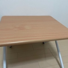 折りたたみテーブルの画像