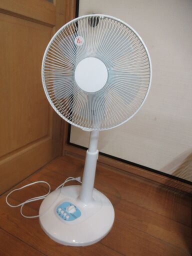 美品　2020年製　30cm リビング扇風機 JN-AMLF30-WH-19[ホワイト]　５枚羽根扇風機 　３段階の風量調節(弱・中・強 )　タイマー付き　左右首振り運転