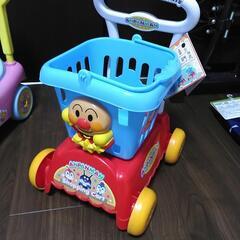 キティ乗り物、アンパンマンカートの画像