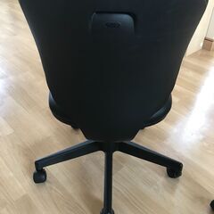 オフィスチェア　PLUS Presea（ブラックシェル　ビニールレザー張り）1/2の画像