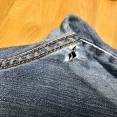 穴の空いたデニム、補修できます。