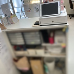 【たっぷり収納】店舗カウンターテーブル(ネイルサロン レジカウンター) の画像