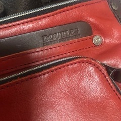 肩掛けバック男性の画像